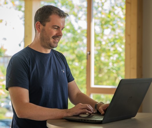 Beratung zu PLUSTOOLS am Laptop